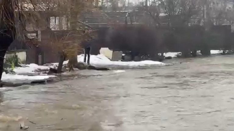 Târgu Jiu, sub ape după ploi abundente: un lac revărsat a inundat mai multe străzi, iar deșeurile aruncate de localnici au blocat scurgerea