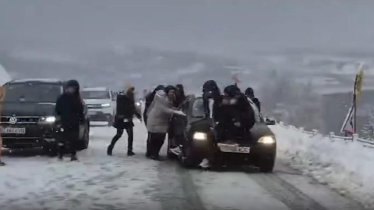 Lipsa anvelopelor de iarnă, pericol pe șosea. Soluția extremă a unor tineri pe un drum înghețat