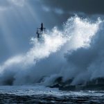 Furtună extremă în Anglia și Franța: alertă roșie de vânt și valuri uriașe pe coastele Atlanticului și Canalului Mânecii