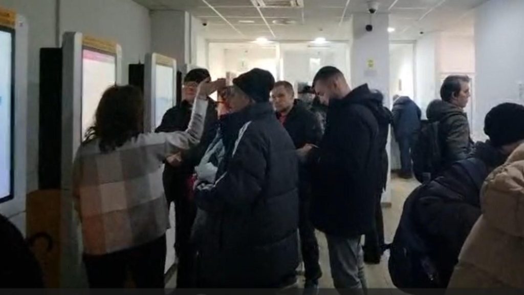 Românii au luat cu asalt ghișeele, ca să beneficieze de bonificația de 10% pentru taxele și impozitele mărite -VIDEO