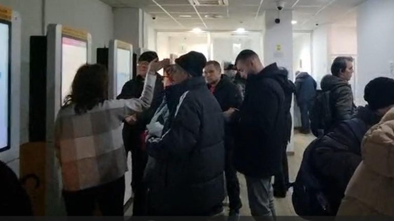 Românii au luat cu asalt ghișeele, ca să beneficieze de bonificația de 10% pentru taxele și impozitele mărite -VIDEO