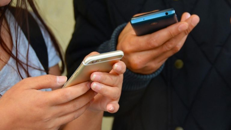 O nouă metodă de înșelătorie în România. Cum poți rămâne fără bani în conturi după ce primești un SMS de la „curier”