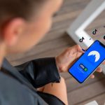 Soluția radicală împotriva dependenței de ecrane. Cum a reușit un mic pătrat de plastic să învingă algoritmii TikTok și Instagram VIDEO