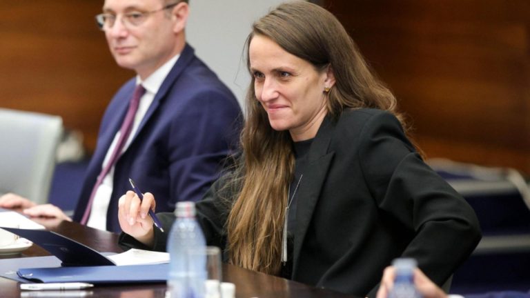 Opoziția suveranistă inițiază o moțiune împotriva rezistei Țoiu, pe care o acuză de trădare prin susținerea acordului MERCOSUR