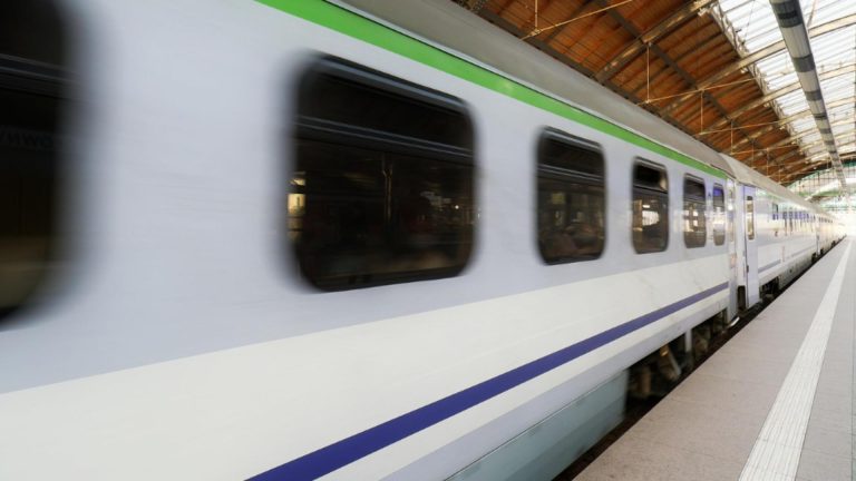 Uluitor: trenurile CFR pe Periş-Buftea au înregistrat întârzieri totale de peste 6.500 de minute! Cum explică CFR situația