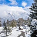 Iarna Revine cu Forță: Impactul Ninsorilor Abundente în România în Martie 2026