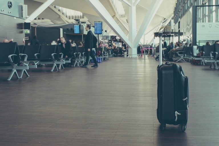 Regulile transportului de bani cash în aviația internațională: Ce trebuie să știi pentru a evita amenzile