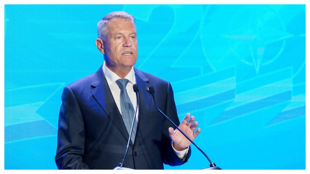 Klaus Iohannis la Slujba de Florii: Întâlnirea cu Localnicii și Retragerea din Viața Publică
