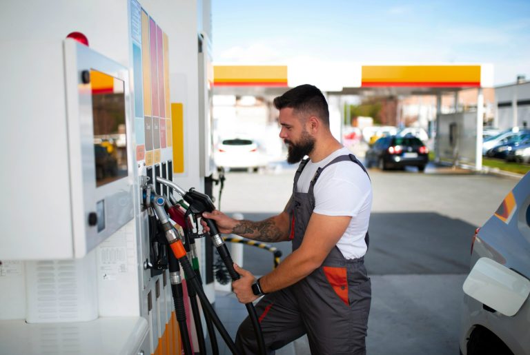 Scumpirea carburanților: impactul creșterii prețurilor la benzină și motorină asupra șoferilor români