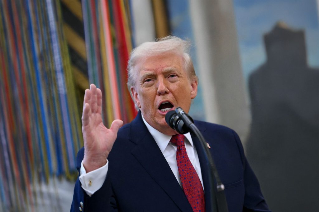 Donald Trump și Ironia Artiștilor: O Toaletă Uriană ca Simbol al Extravagantei Prezidențiale