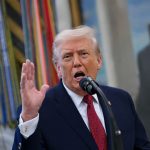 Donald Trump și Ironia Artiștilor: O Toaletă Uriană ca Simbol al Extravagantei Prezidențiale