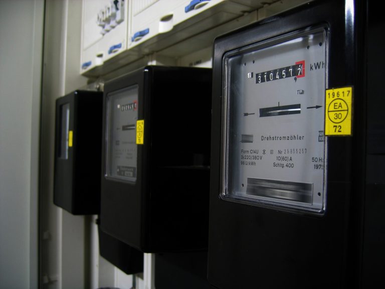 Cum un Cuplu de Pensionari din Marea Britanie a Descoperit Soluția pentru Facturi Zero la Electricitate: O Analiză a Energiei Solare