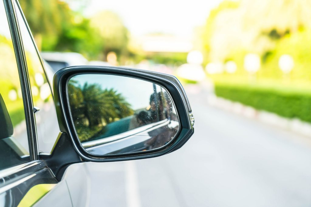 Înșelăciuni în Trafic: Cum Funcționează Trucul Oglinzii și Cum Ne Putem Proteja