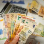 Salariile Dascălilor în 2026: O Analiză Detaliată asupra Veniturilor și Contextului Socio-Economic