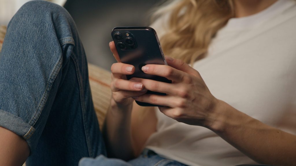Captivitatea Digitală: Cum Rețelele Sociale Ne Încercuiesc în Iluzia Conexiunii Umane