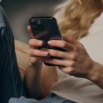 Captivitatea Digitală: Cum Rețelele Sociale Ne Încercuiesc în Iluzia Conexiunii Umane