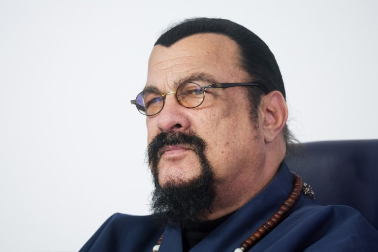 Povestea de dragoste dintre Steven Seagal și Erdenetuya Batsukh: O analiză a vieții personale a unui star de cinema