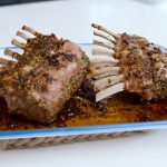 Coaste de miel ca pe Muntele Athos: Rețeta mediteraneană pentru o masă de Paște plină de tradiție