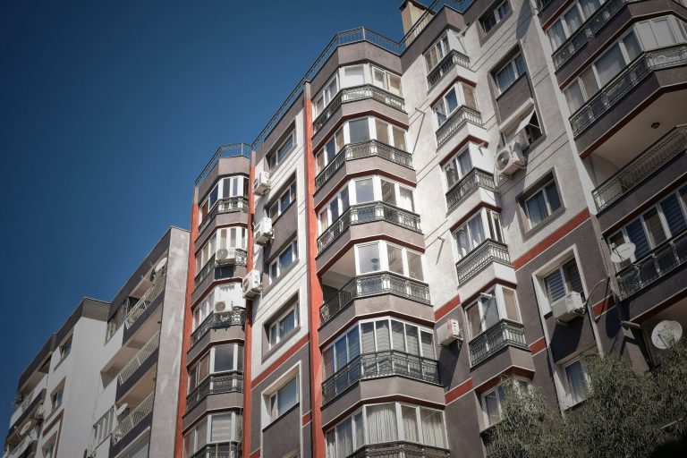 Reforma gestionării cheltuielilor comune în blocuri: Ce trebuie să știe proprietarii pentru a evita conflictele