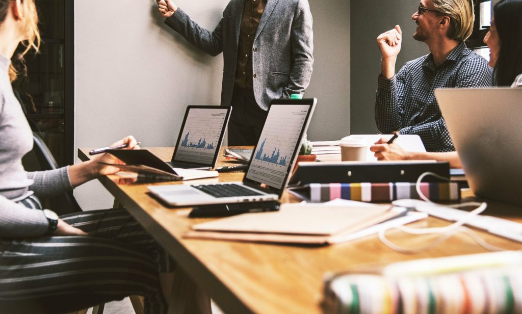 Disparitatea salarială în România: De ce un loc de muncă ca femeie de serviciu atrage un salariu mai mare decât profesiile cu studii superioare?