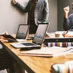 Disparitatea salarială în România: De ce un loc de muncă ca femeie de serviciu atrage un salariu mai mare decât profesiile cu studii superioare?