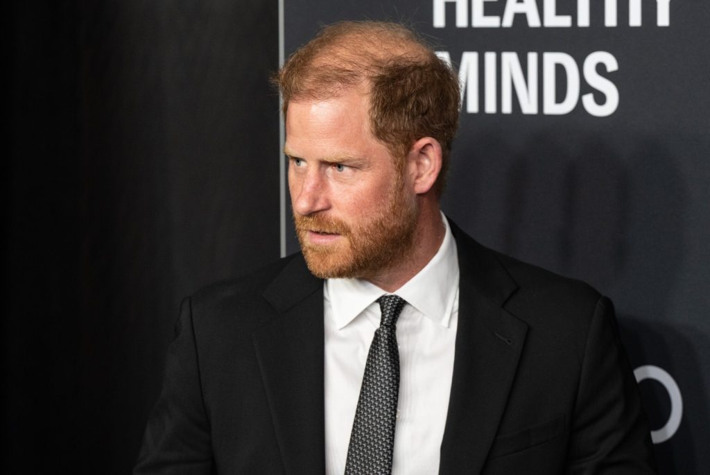 Prințul Harry și Terapia Paternității: O Privire Asupra Provocărilor Emoționale și Evoluției Rolului Tatălui