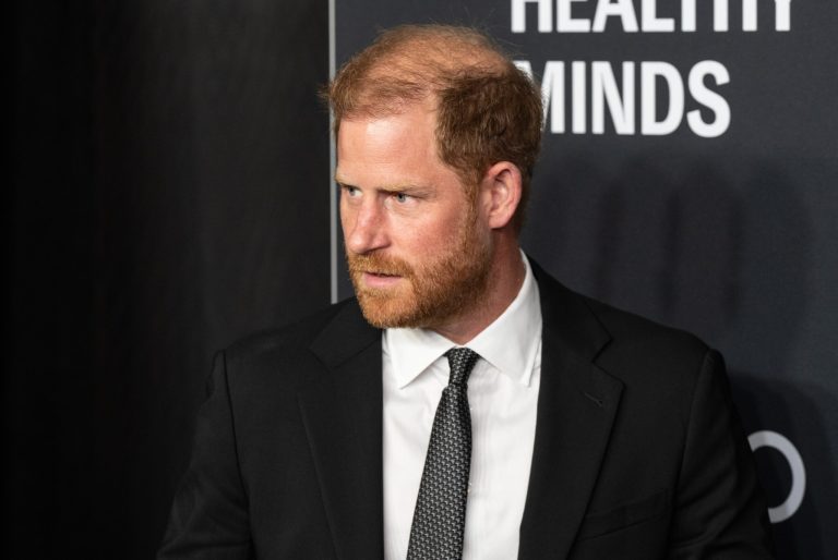 Prințul Harry și Terapia Paternității: O Privire Asupra Provocărilor Emoționale și Evoluției Rolului Tatălui