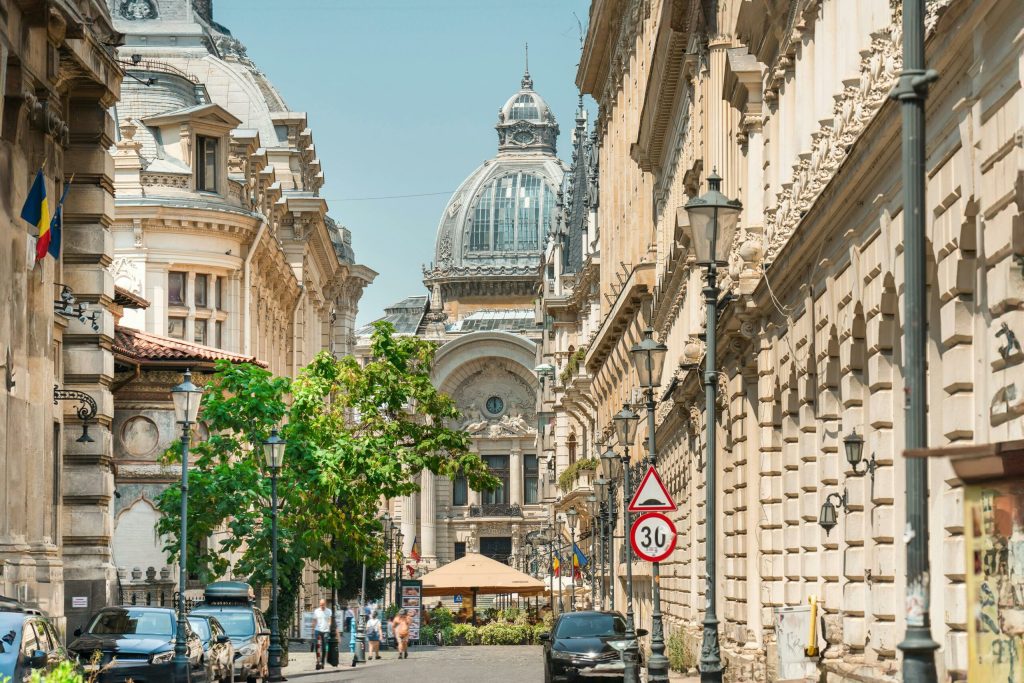 Investiție de Viitor: Oportunități și Provocări în Achiziția unui Bloc din București