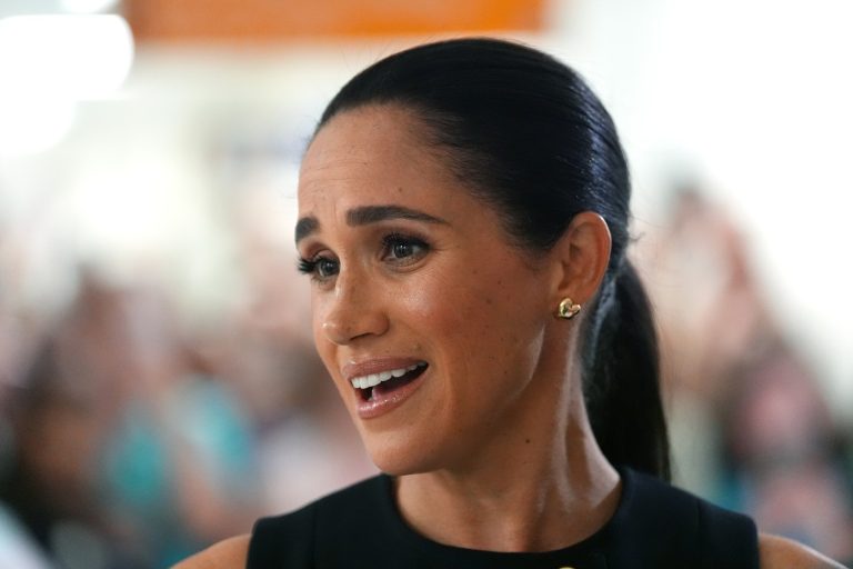 Controversa bijuteriilor scumpe ale Meghan Markle: O analiză a percepțiilor și impactului social
