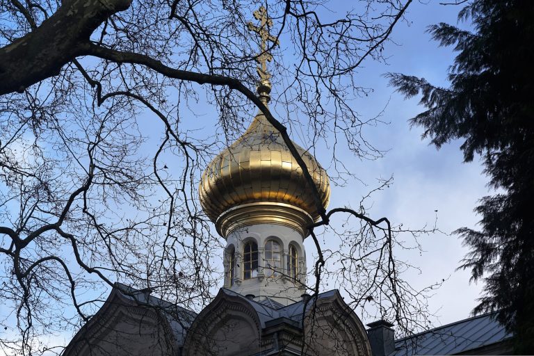 Izvorul Tămăduirii: Tradiții, Obiceiuri și Impactul Spiritual asupra Sănătății