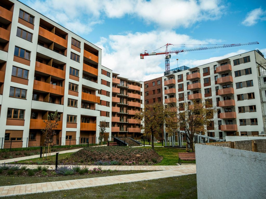 Controale la ușa românilor: Amenzile pentru lipsa asigurării de locuință și implicațiile acestora