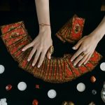 Pajul de Pentacule: Oportunități de Prosperitate pentru Fecioare și Lecții pentru Celelalte Zodii