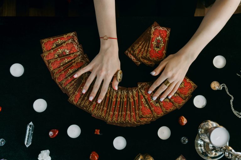 Pajul de Pentacule: Oportunități de Prosperitate pentru Fecioare și Lecții pentru Celelalte Zodii