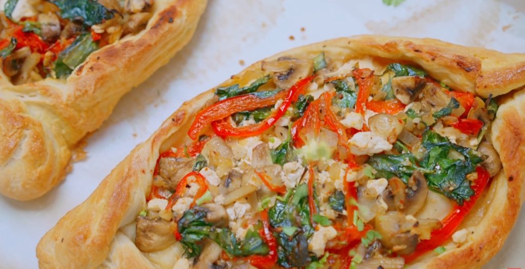 Pide: O Călătorie Culinară în Inima Mediteranei prin Pizza Turcească