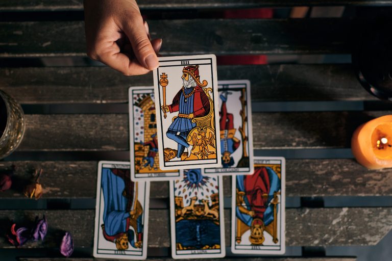 Regele de Bâte: O Analiză Detaliată a Energiei de Lider și Impactul său asupra Nativilor Berbec și Celorlalte Zodii