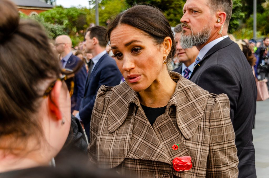 Conflicte și Tensiuni: Meghan Markle și Relația cu Familia Regală Britanică
