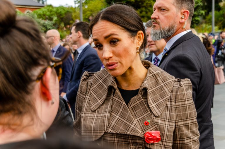 Conflicte și Tensiuni: Meghan Markle și Relația cu Familia Regală Britanică