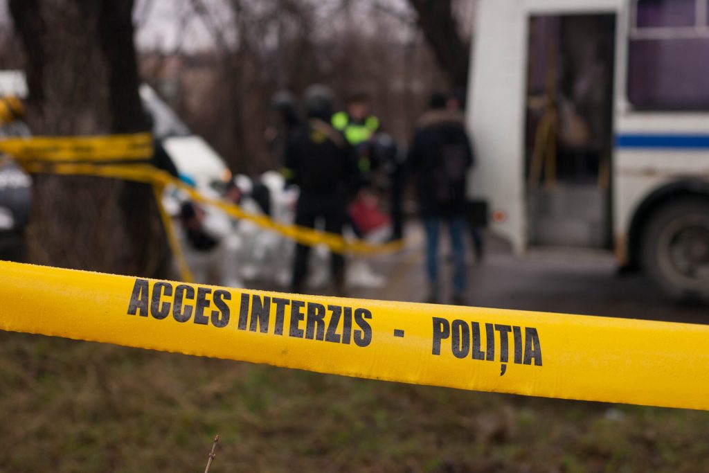 Tragedie în Pitești: O femeie de 47 de ani găsită moartă în toaleta unei biserici - O analiză a circumstanțelor și implicațiilor sociale