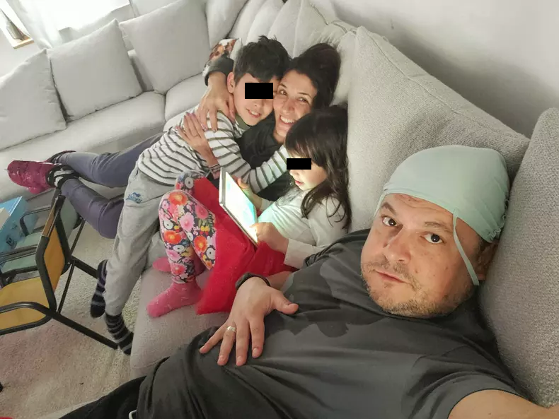 Mihai Bobonete și Casa sa Minimalistă: O Privire Detaliată Asupra Stilului de Viață al Unei Familii Moderne