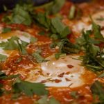 Shakshuka: O călătorie culinară în inima Mediteranei