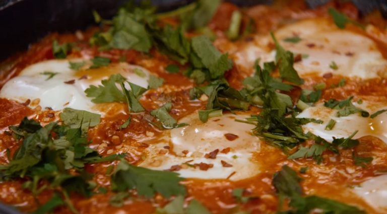 Shakshuka: O călătorie culinară în inima Mediteranei