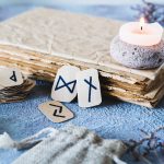 Runa Ehwaz și Impactul său asupra Vărsătorului: O Analiză Detaliată a Energiei și Transformărilor din Viața Zodiilor