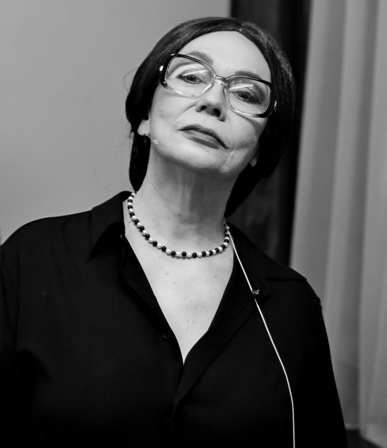 Oana Pellea și Lupta pentru Memoria Tatălui: O Analiză a Exploatării Comerciale a Imaginilor Celebre