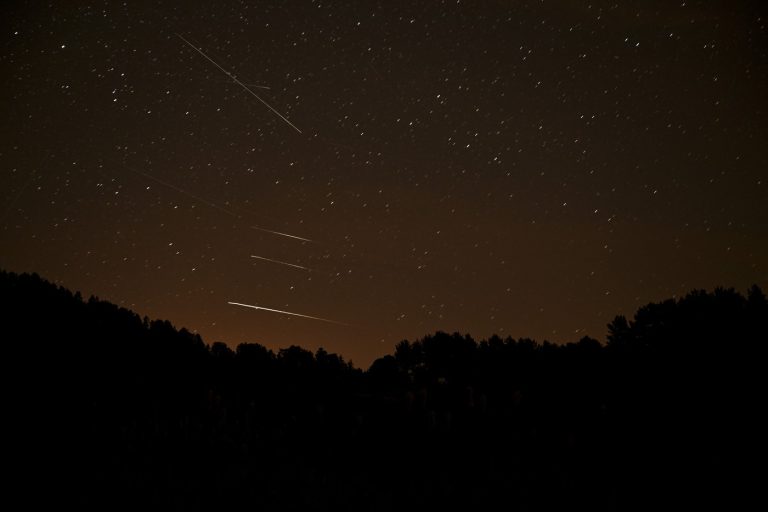 Lyride: Ploaia de meteori care încântă cerul României în aprilie 2026