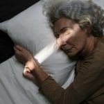 Impactul Vârstei Asupra Somnului: De Ce Somnul Devine Mai Ușor și Ce Semnale Trebuie Să Ne Avertizeze