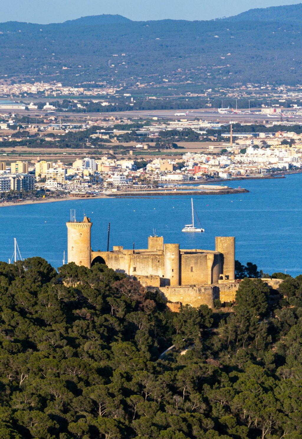 Impactul majorării taxelor pentru turiști în Barcelona: Ce înseamnă pentru români și turismul local