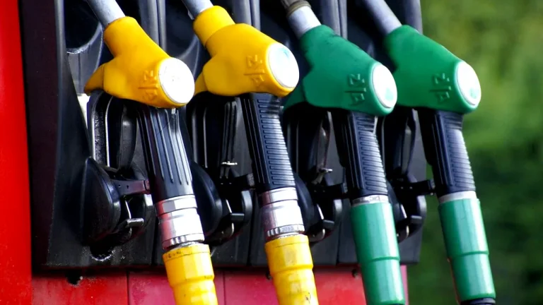 Scăderea Prețurilor Carburanților în România: O Analiză Detaliată a Impactului și Implicațiilor Economice