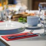 Cum restaurantele își cresc veniturile prin bacșișuri ascunse: O analiză detaliată a practicilor din România