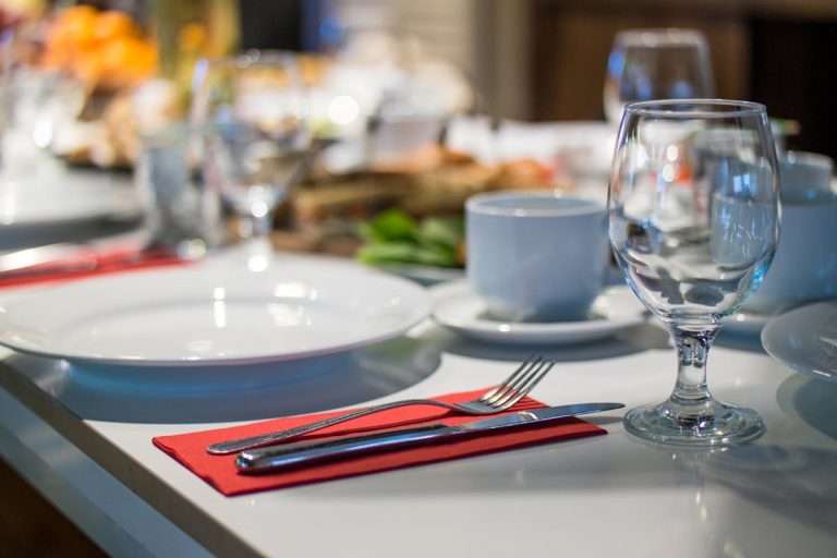Cum restaurantele își cresc veniturile prin bacșișuri ascunse: O analiză detaliată a practicilor din România