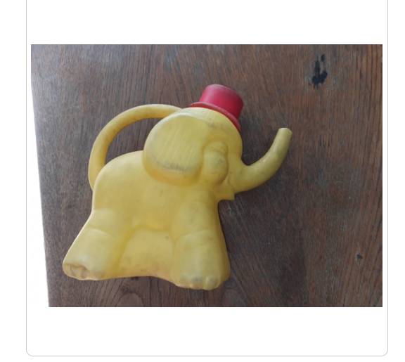Nostalgia în Plastic: Elefantul Stropitoare – O Piesă de Colecție din Comunism